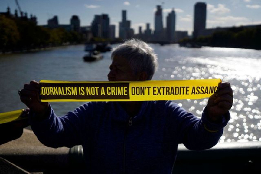 Latin America rallies behind Julian Assange